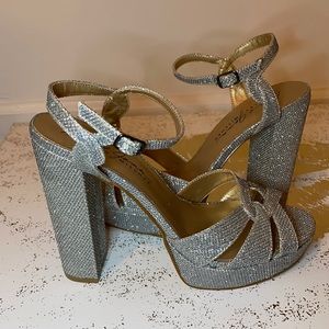 EUC Badgley Mischka glitter heels